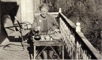 British author (Agatha Christie) have breakfast on the balcony from hotel (Maud) to its owner (Mikhail Zia) Baghdad.